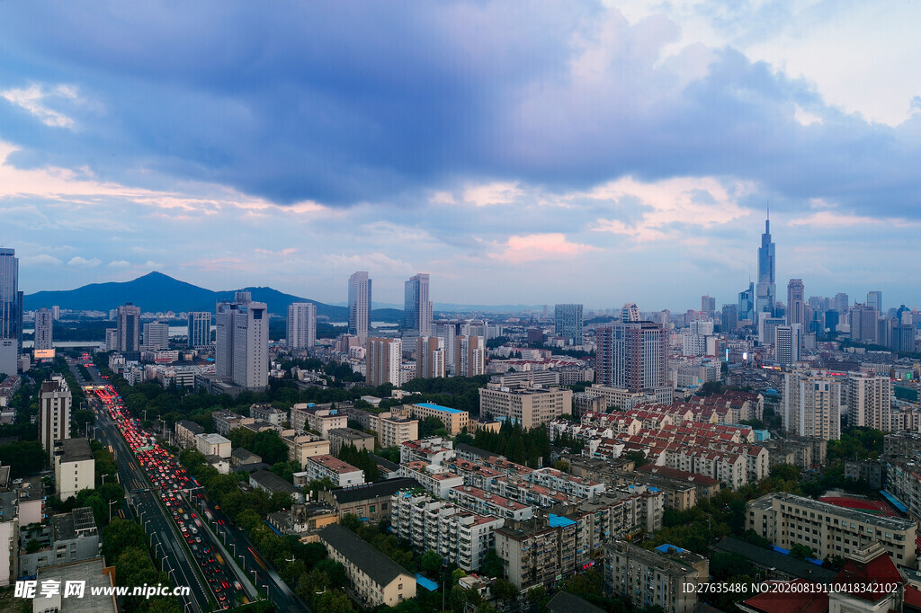 城市天际线与远处山峦景观