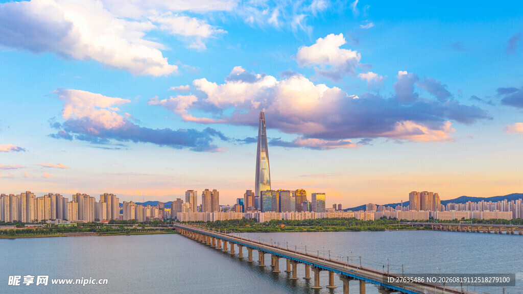 城市河畔桥梁与美丽天际线