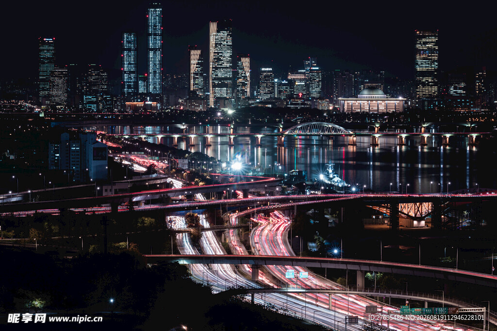 城市璀璨夜景与繁忙交通