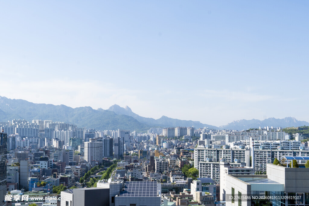 城市远眺山峦与建筑相映