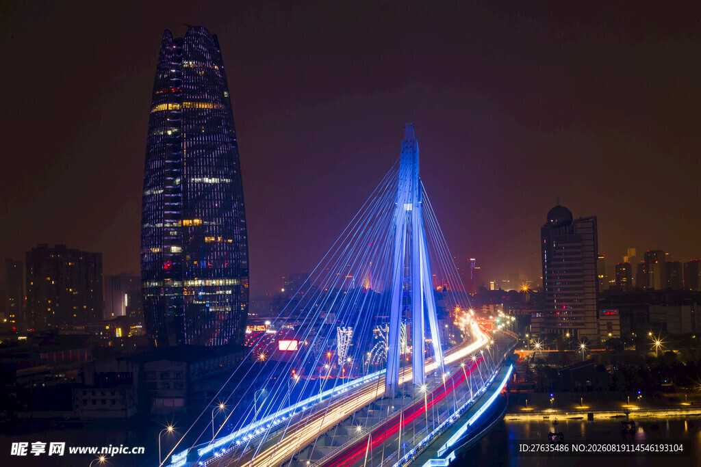 城市夜景中的绚丽桥梁