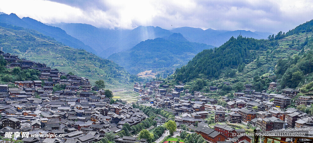 山间城镇美景