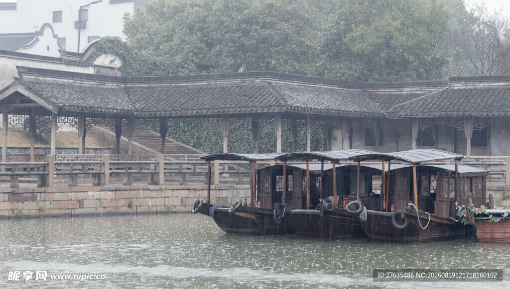 江南水乡游船景色