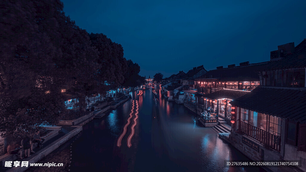 水乡夜景灯火映照河道