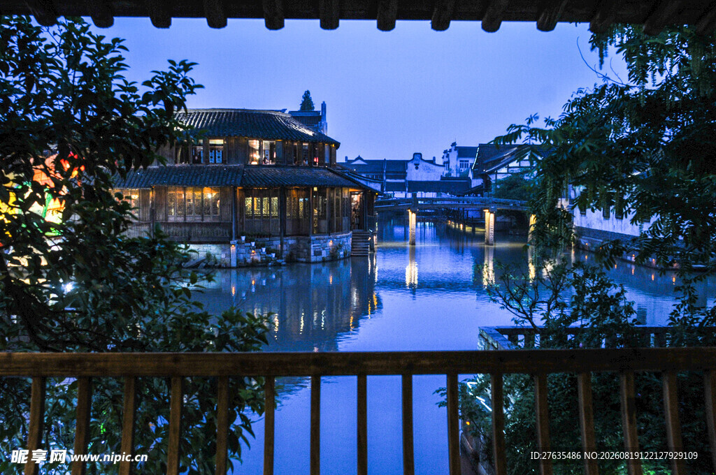 湖畔夜景静谧中式水乡风光