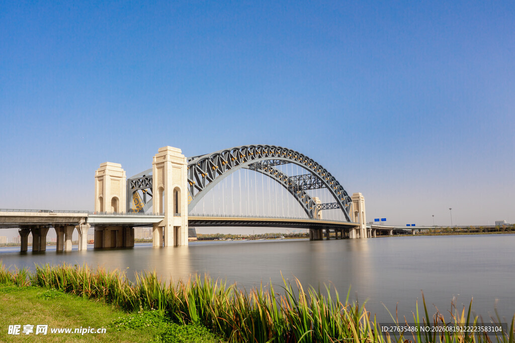 河畔拱形大桥风景如画