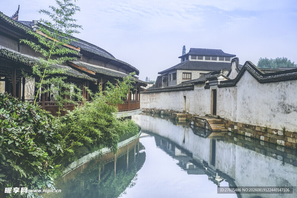 江南水乡古宅旁的宁静水道