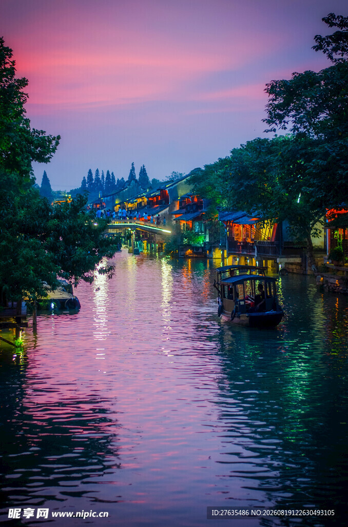 水乡夜景河畔灯火映波光