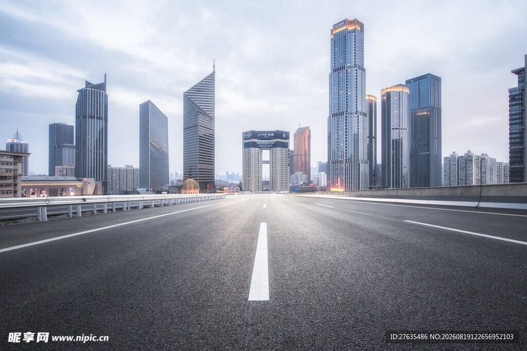 宽阔都市路高楼入眼帘