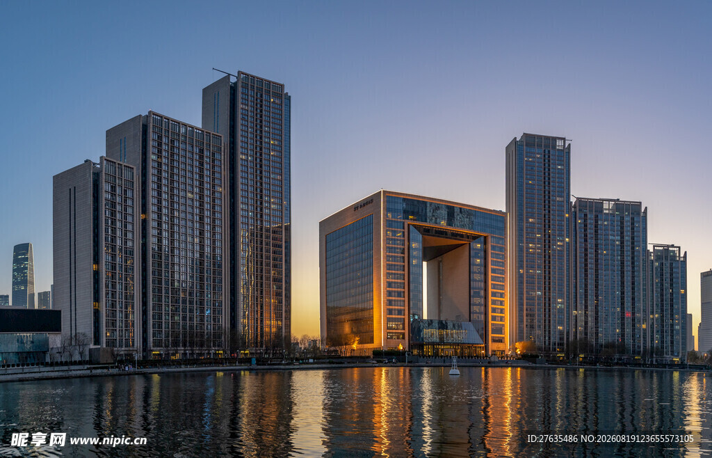 城市河畔夜景摩天建筑群