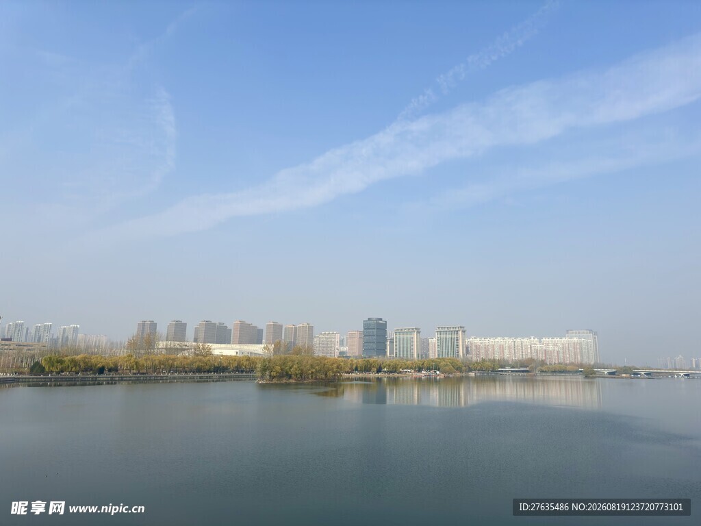 湖畔城市风光