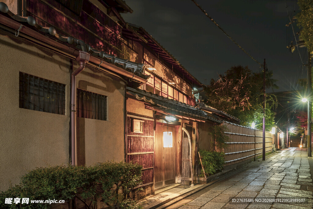 古巷夜景静谧中式建筑风情