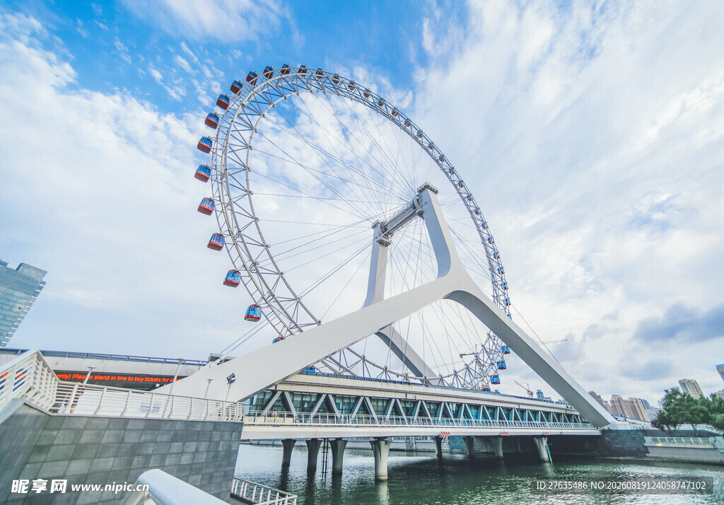 城市中的巨型摩天轮景观