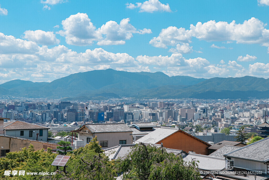 山城全景蓝天白云下的城市风光