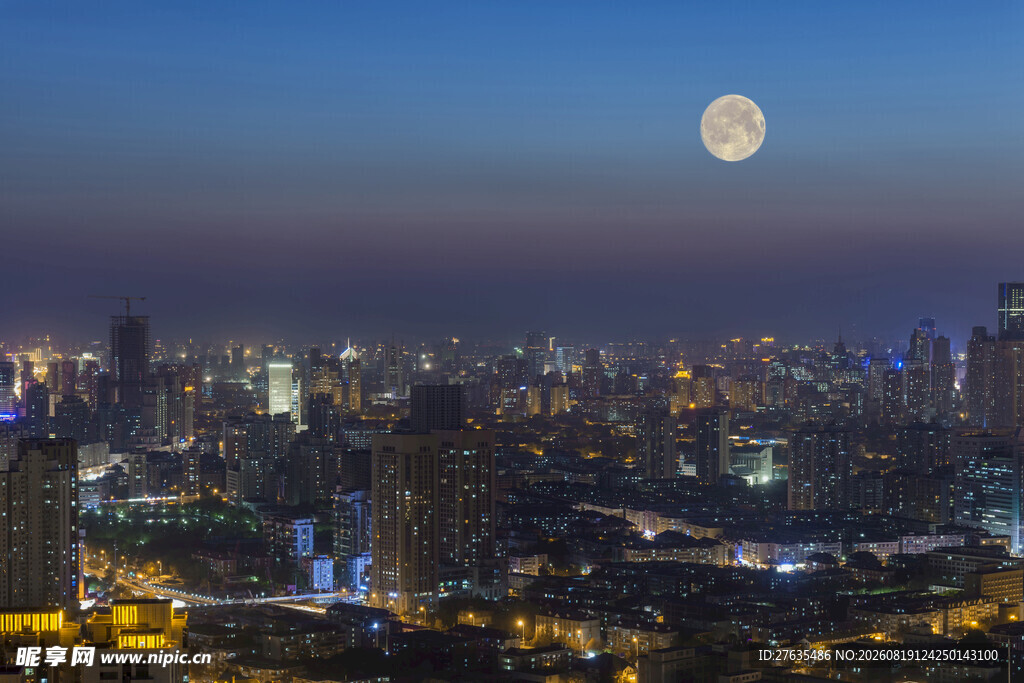 月夜下的繁华都市景观