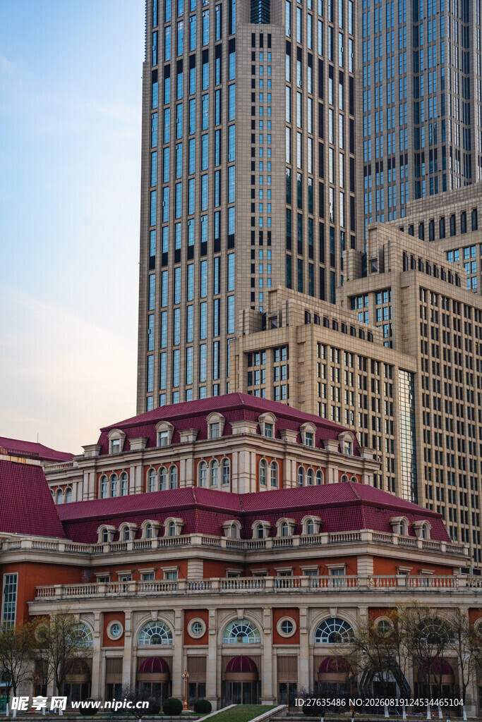 城市中现代与古典建筑相映