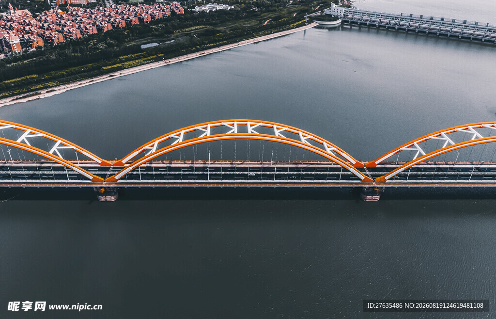 航拍壮观橙色跨河大桥