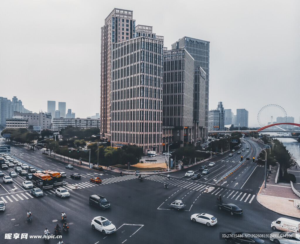 城市繁忙路口的高楼景观
