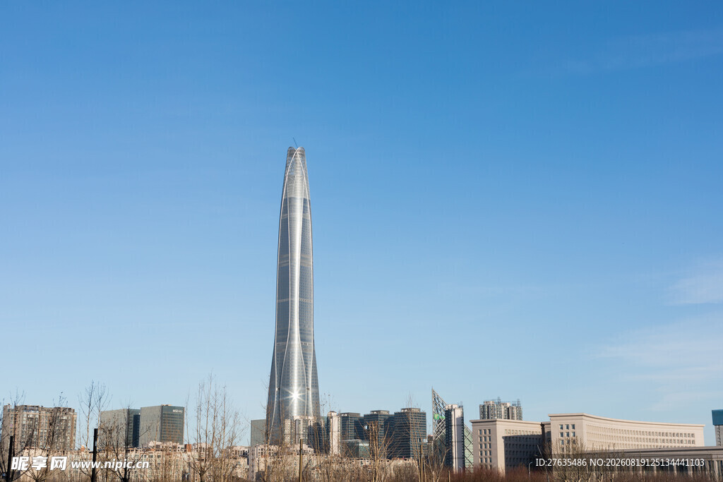 高耸摩天大楼矗立城市中