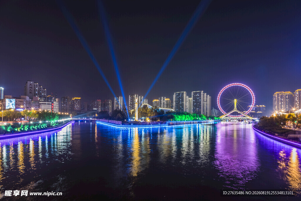 城市河畔璀璨夜景
