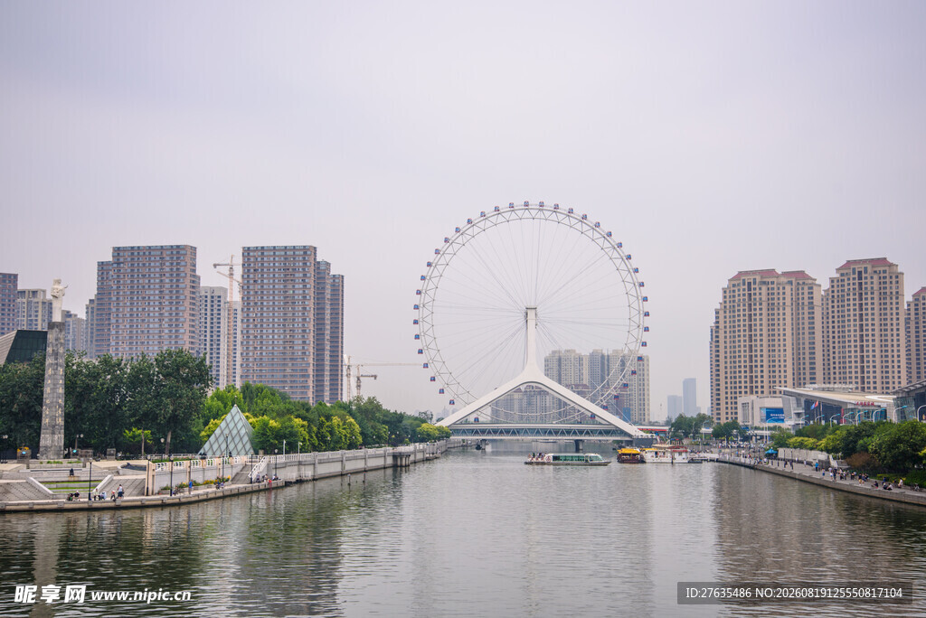河畔摩天轮与城市天际线