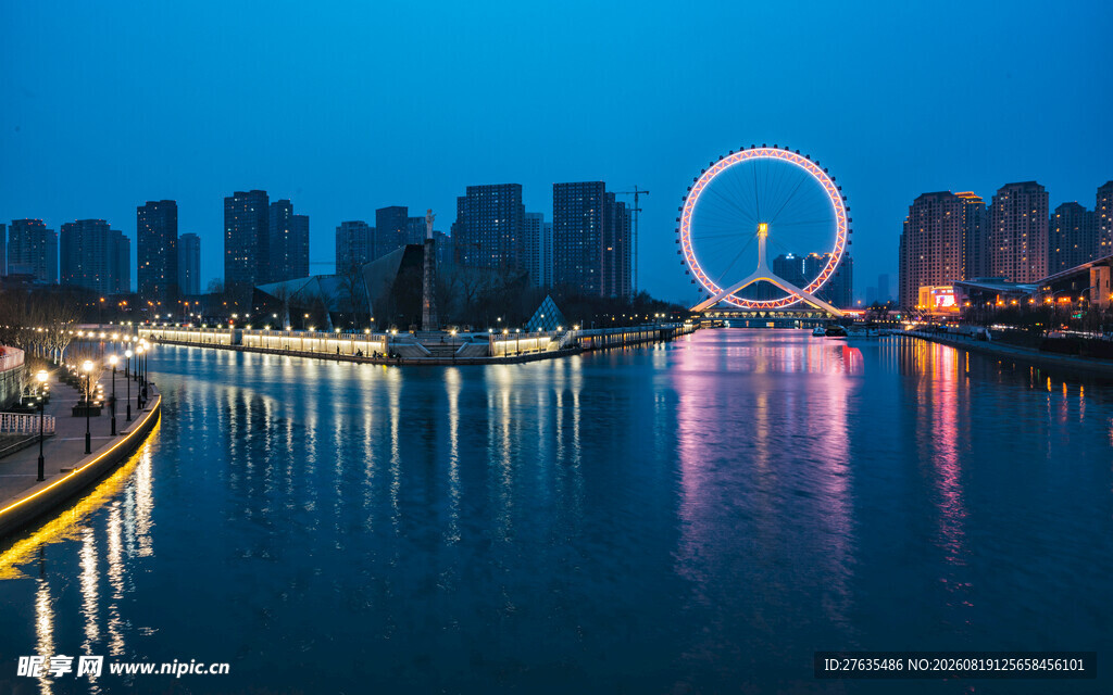 城市河畔夜景与摩天轮