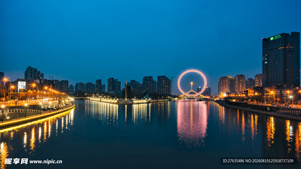 城市河畔夜景摩天轮倒影