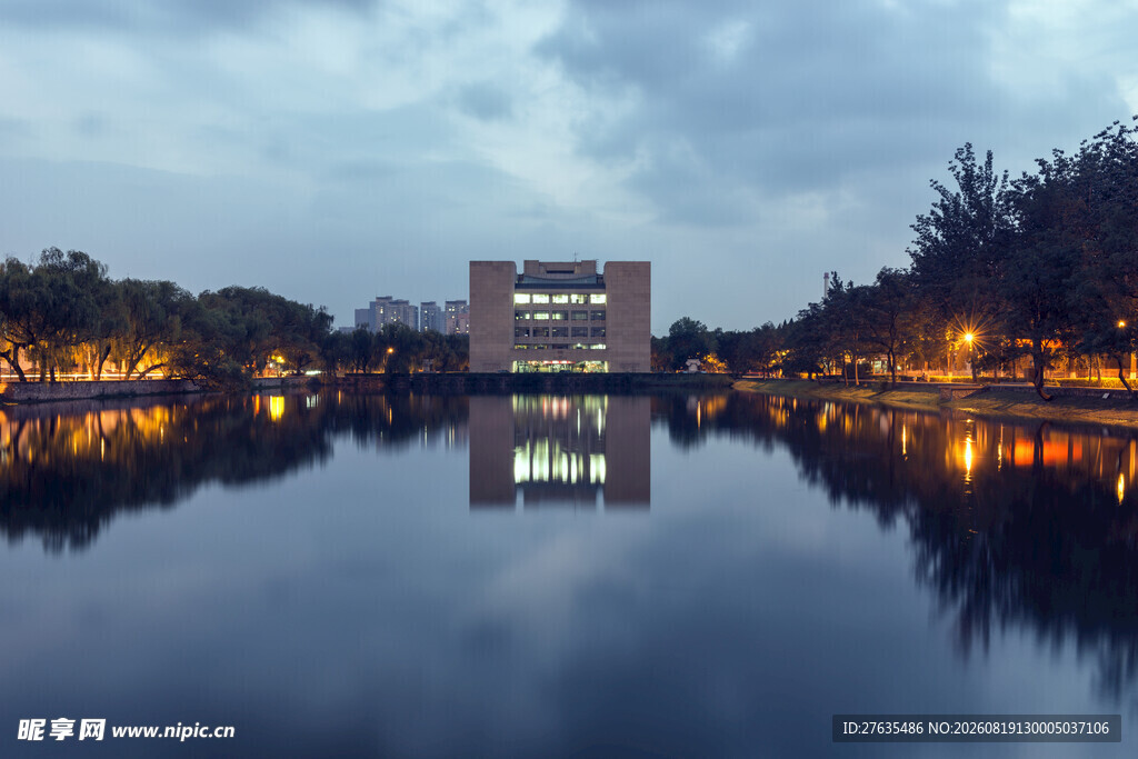 湖畔建筑夜景倒影美景