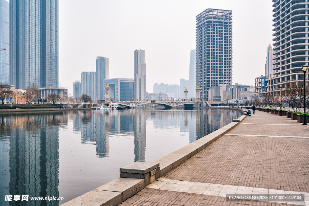 城市河畔的现代建筑景观