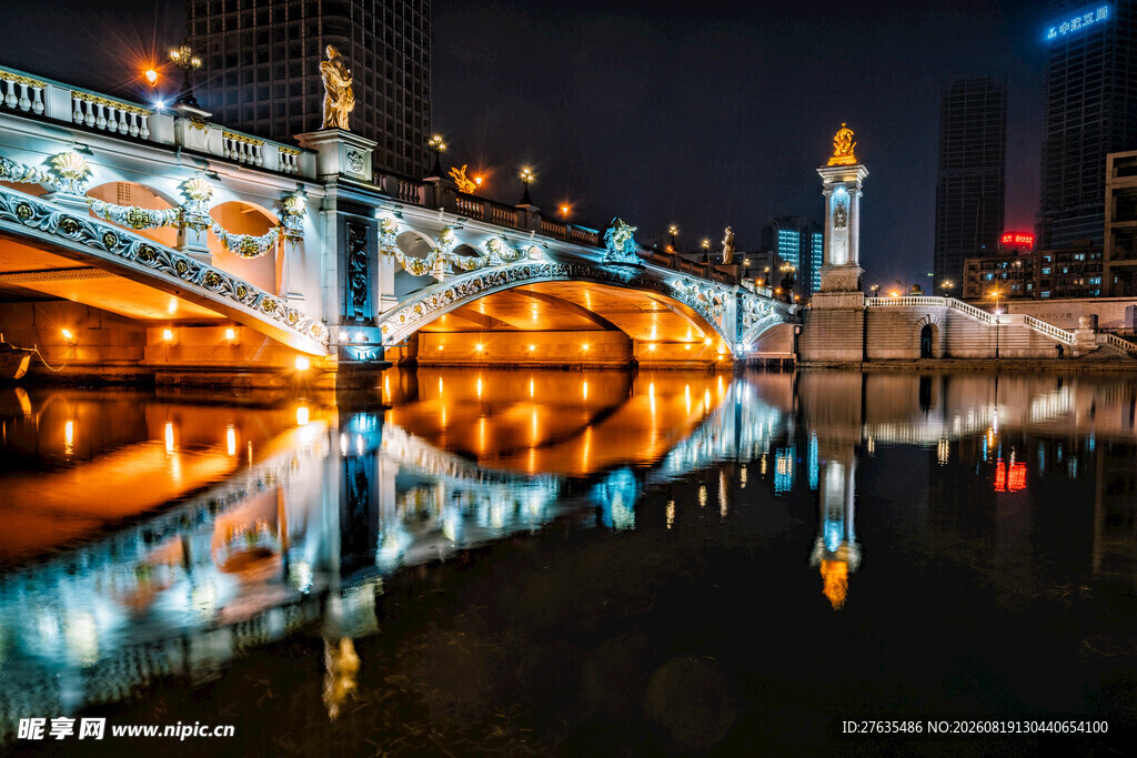 城市桥梁夜景璀璨倒影