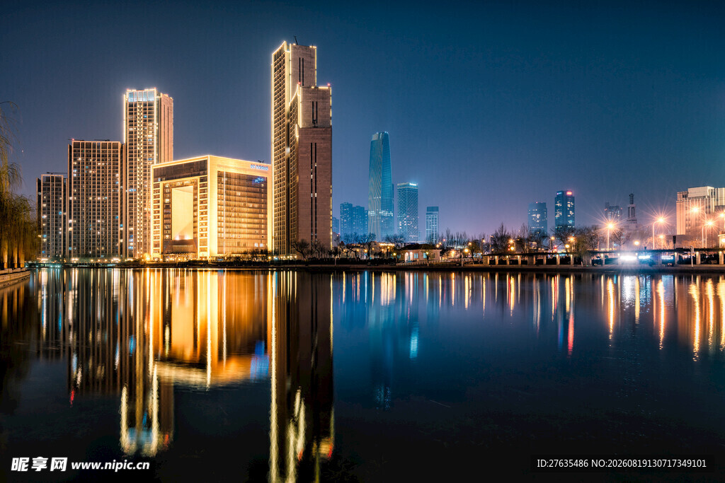 城市湖畔璀璨夜景