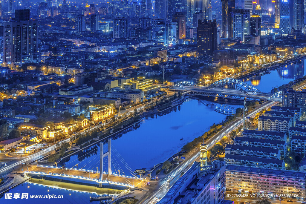 城市夜景中的桥梁与璀璨灯火