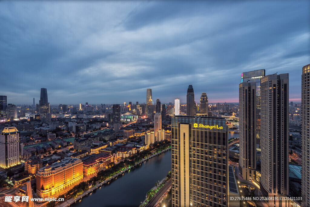 城市夜景璀璨高楼与河流