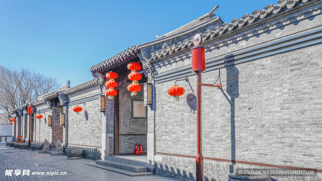 古巷红灯笼装点的中式建筑