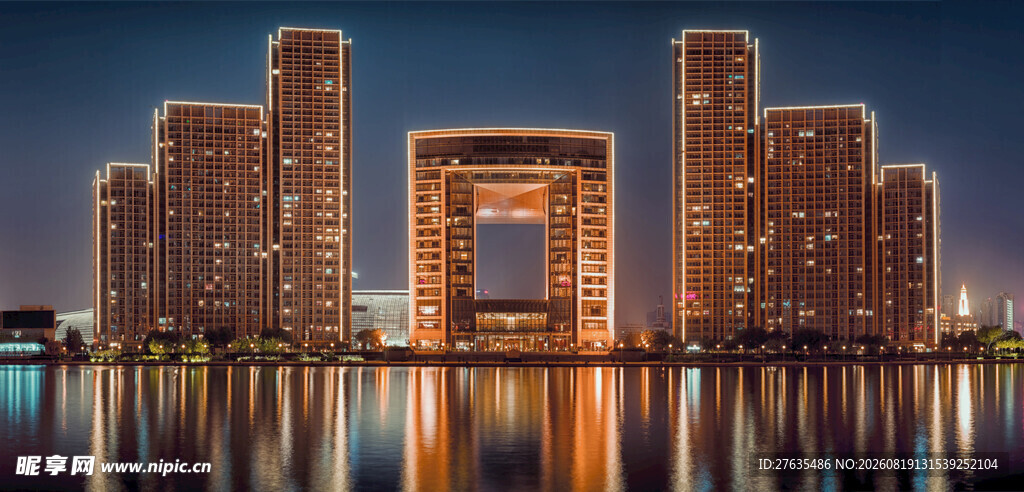 璀璨夜景下的城市摩天建筑群