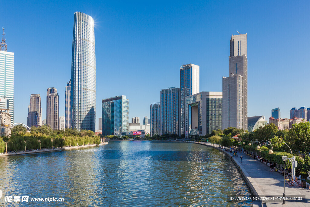 河畔高楼林立的城市风光