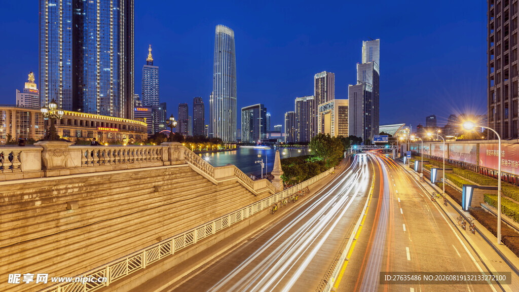 城市夜景中的公路与高楼