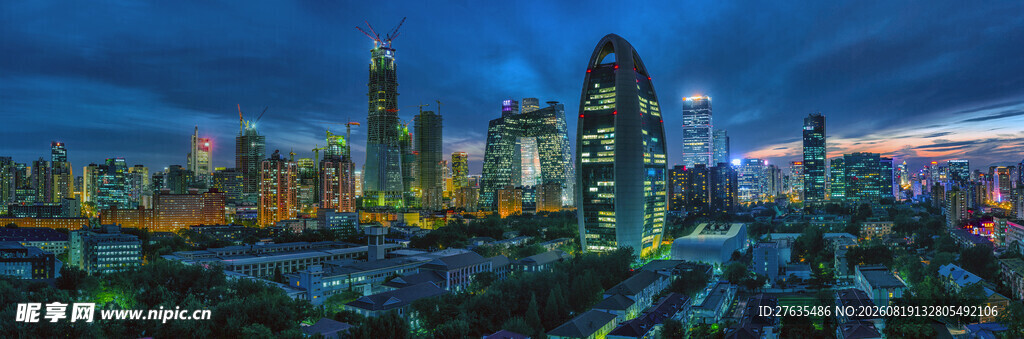 夜幕下的繁华城市天际线