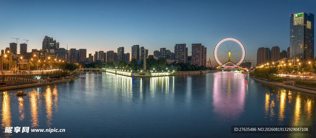 城市河畔夜景璀璨摩天轮