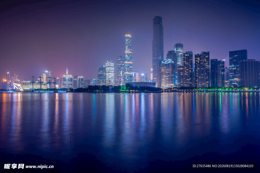 璀璨都市夜景下的宁静湖面