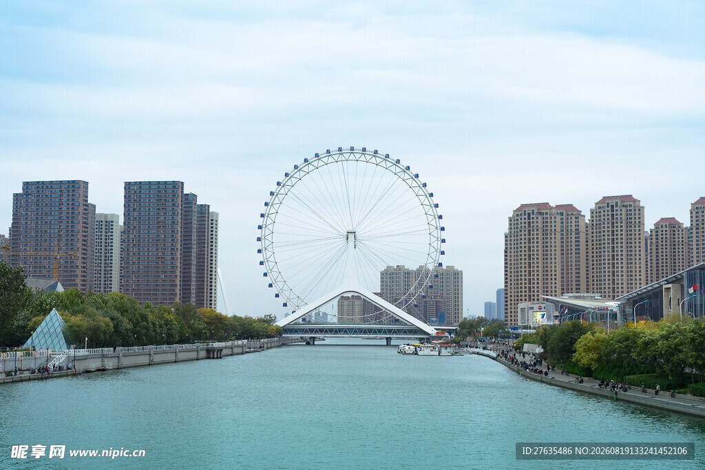 河畔摩天轮与城市天际线