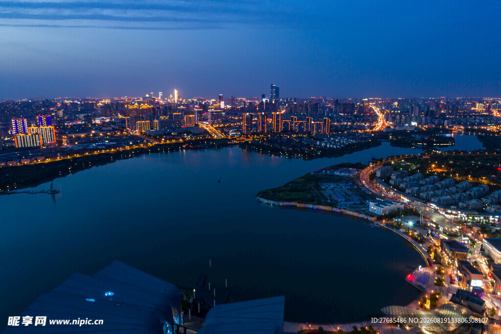 城市湖畔璀璨夜景