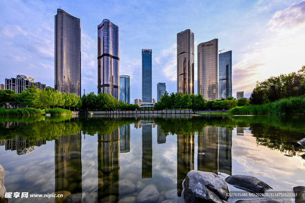 湖畔高楼映景城市风光