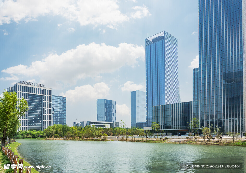城市湖畔的现代高楼景观
