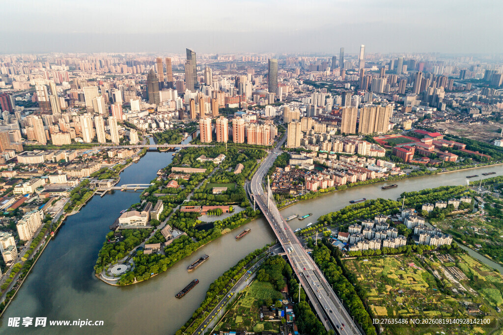 城市河畔风光俯瞰图
