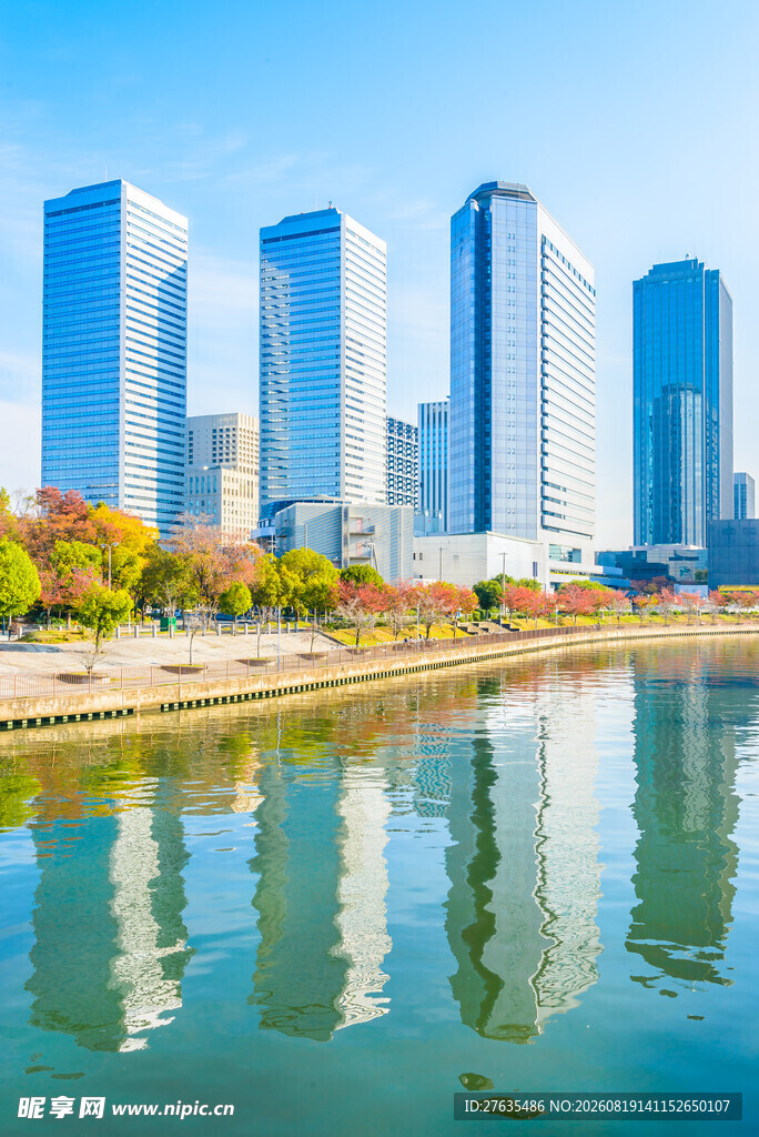 河畔都市高楼美景