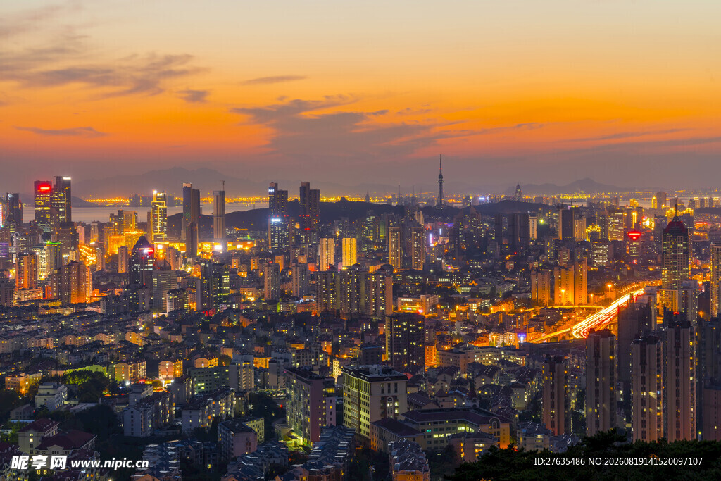 黄昏下璀璨的城市夜景
