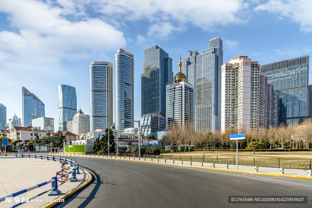 城市道路旁的摩天大楼景观