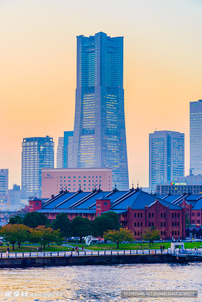 河畔古今建筑相映成趣