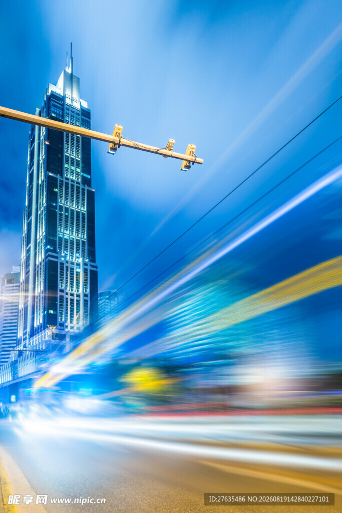城市夜景车流与摩天大楼